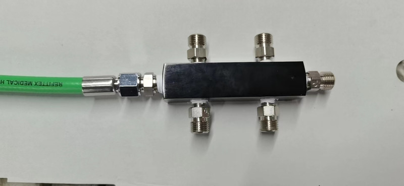 Compact type multi-user simultaneously use oxygen diverter manifold regulator